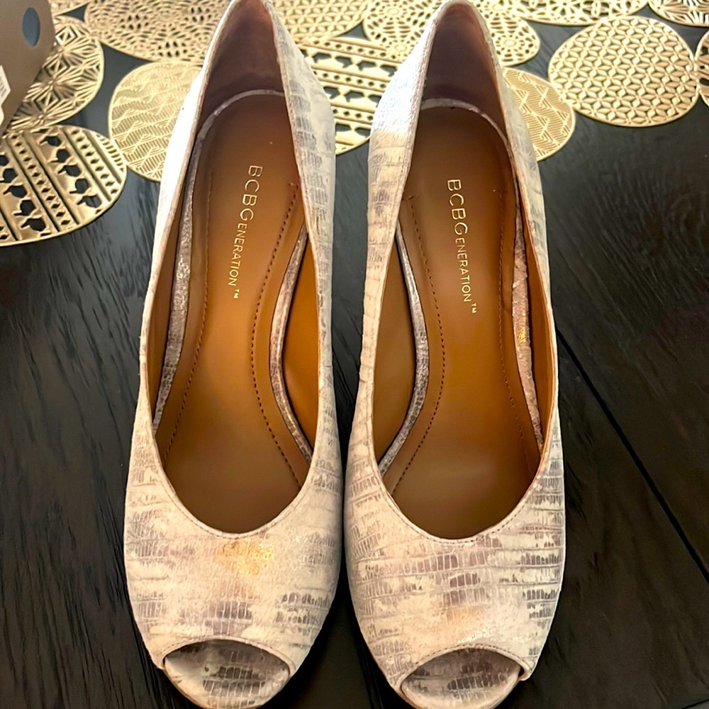BCBG wedges size 8 - EUC